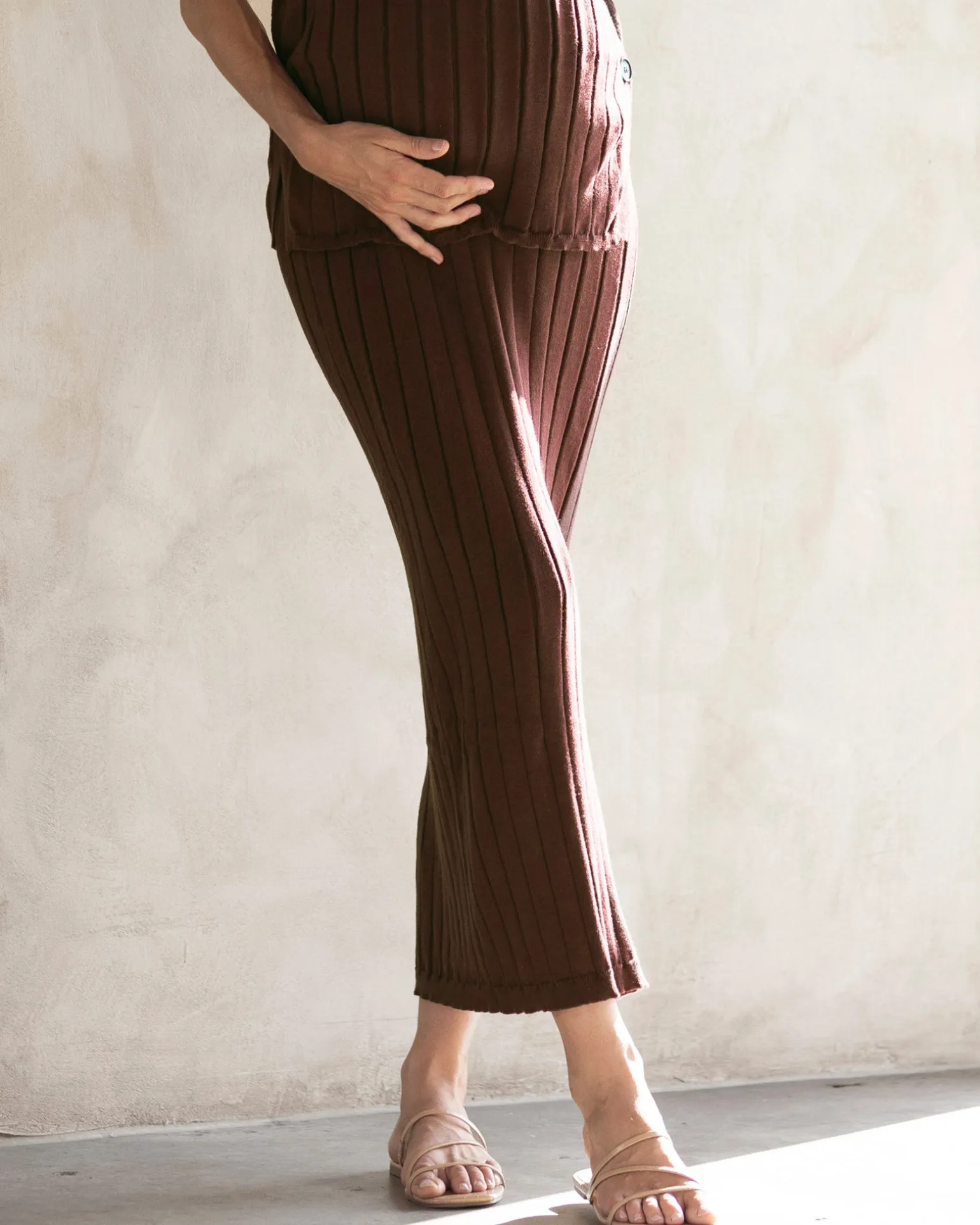 Zélie Wide Rib Maternity Midi Skirt in Chocolate