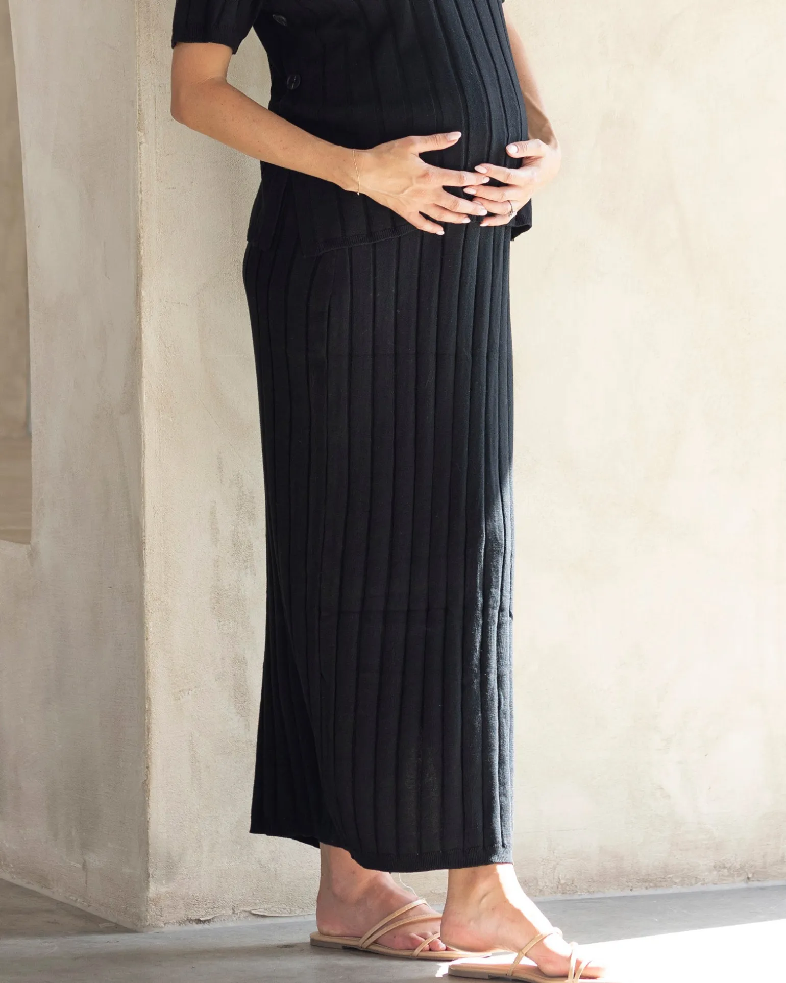 Zélie Wide Rib Maternity Midi Skirt in Black